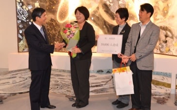 記念すべき1万人目のお客さまは､初めて入場された三島市内にお勤めの鈴木江利子さんです。