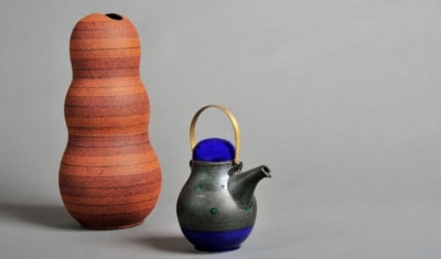 左）伊豆土縞文様花器 2016年 径14×31㎝ 右）二色緑点土瓶 2016年 9.5×13.5×19㎝