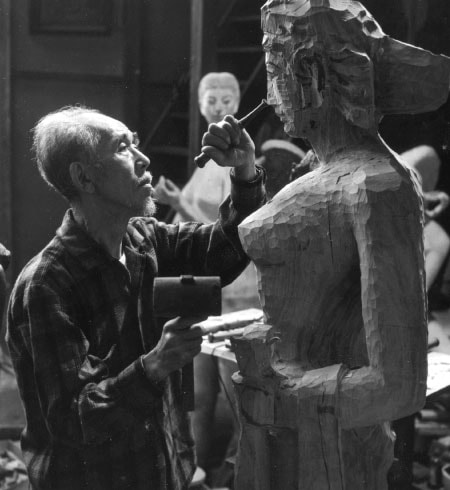 「魚持女」を制作中の政廣（写真提供/熱海市立澤田政廣記念美術館）
