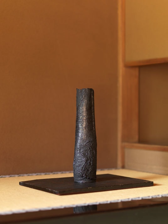 漆皮花入、墨箔擎子（けいし）